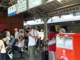ホーム 京都 ポスト 駅 全国で唯一、駅ホームにポツンと「ポスト」がある謎 100年近くたってもバリバリ現役です｜まいどなニュース